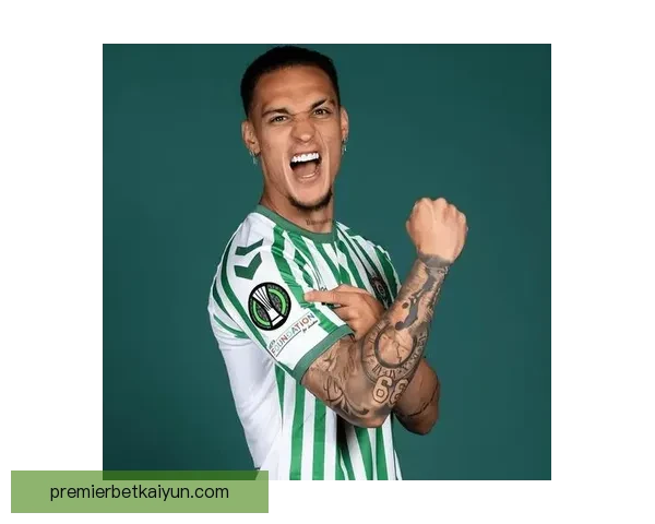 安东尼在阿贾克斯时期表现稳健，持续吸引豪门关注